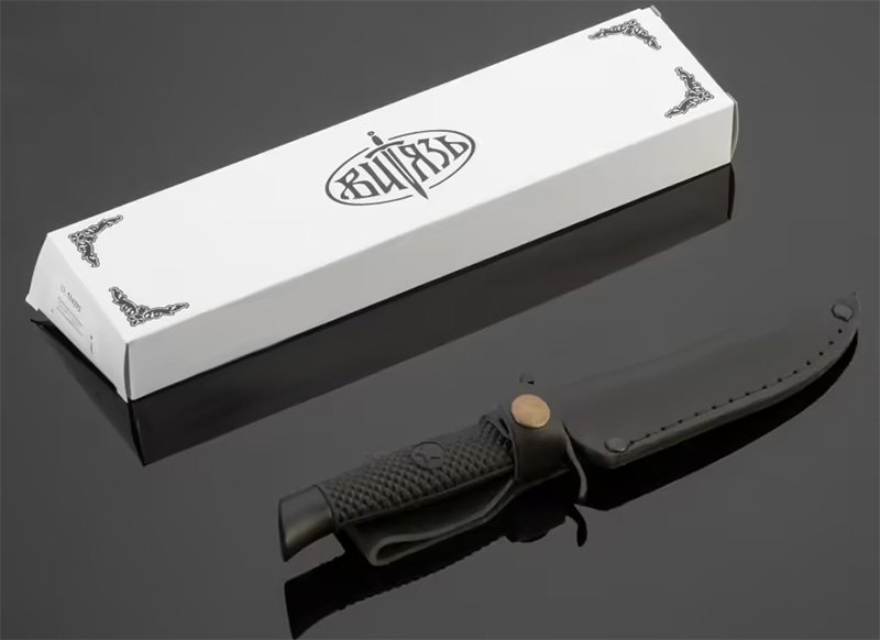 Нож «Разведчик» в ножнах рядом со стандартной упаковкой