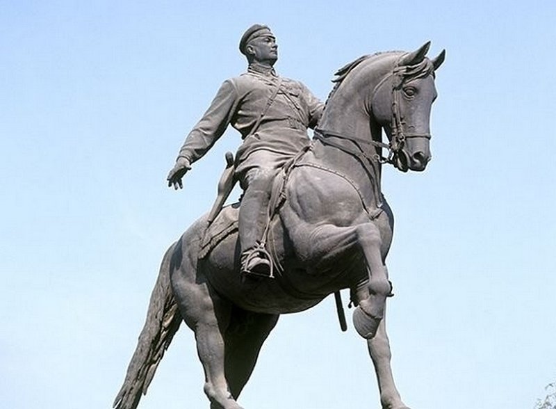 Памятник Котовскому в Кишиневе