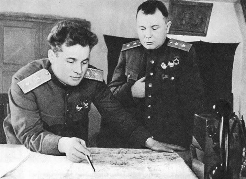 И.Д. Черняховский (слева) в марте 1943 г.