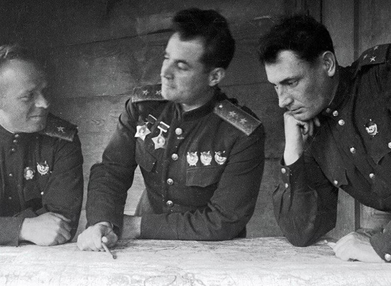 Черняховский (в центре) в штабе 60-й армии в декабре 1944 г.