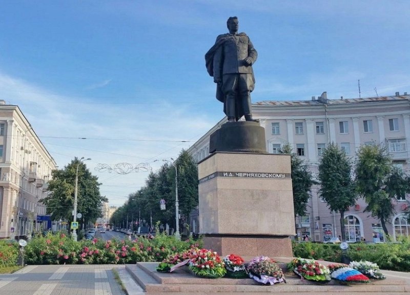 Памятник Черняховскому в Воронеже