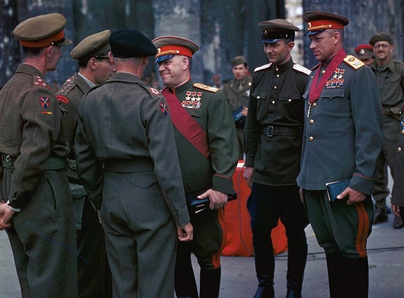 Рокоссовский (справа) и Жуков на встрече с союзниками в Берлине, 1945 г.