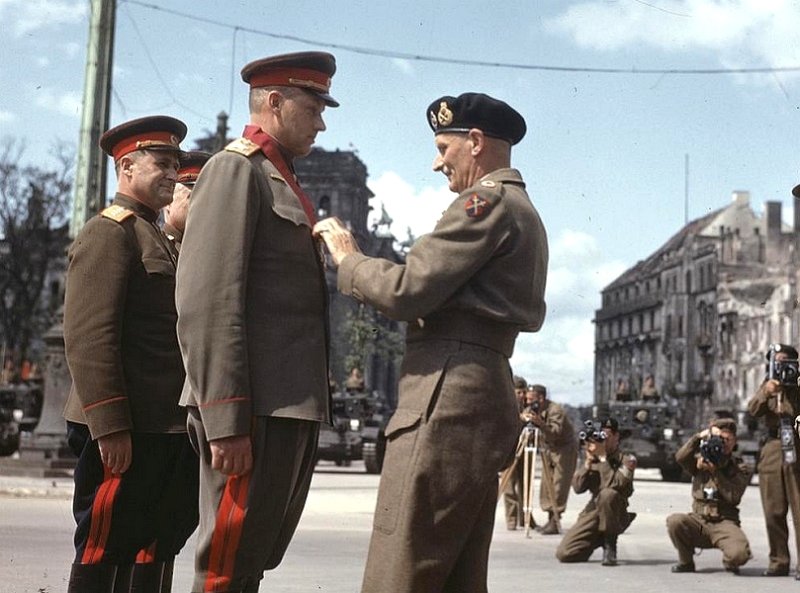 Рокоссовского награждают орденом Великобритании, 1945 г.