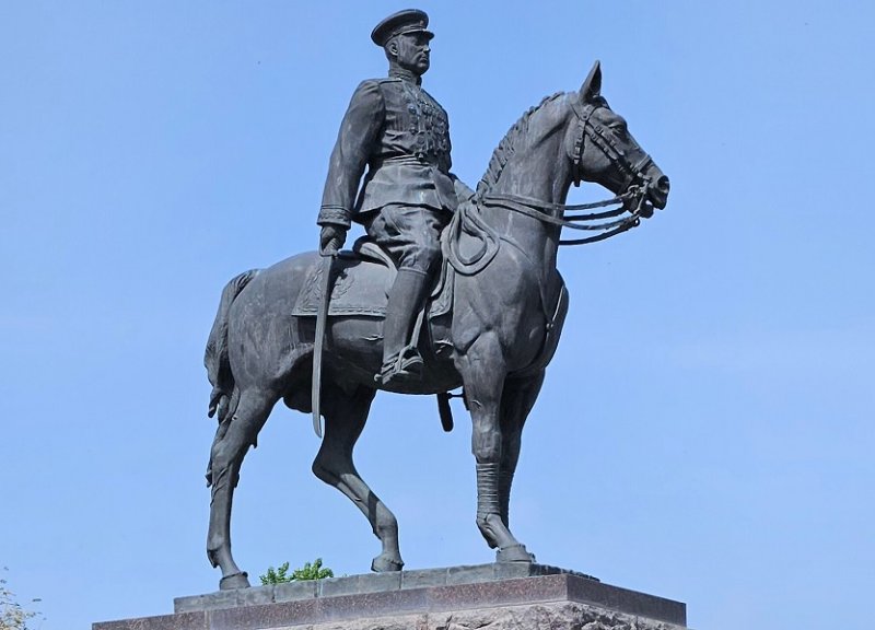Памятник Рокоссовскому в Волгограде