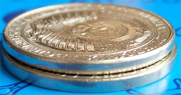 Рубль с фасками (сверху) и без фасок (снизу)