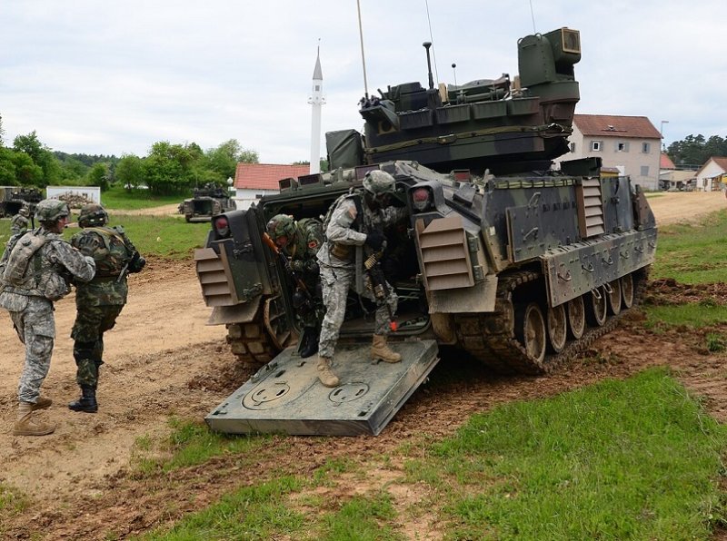 Высадка пехотинцев НАТО из БМП «Брэдли», 2014 г.