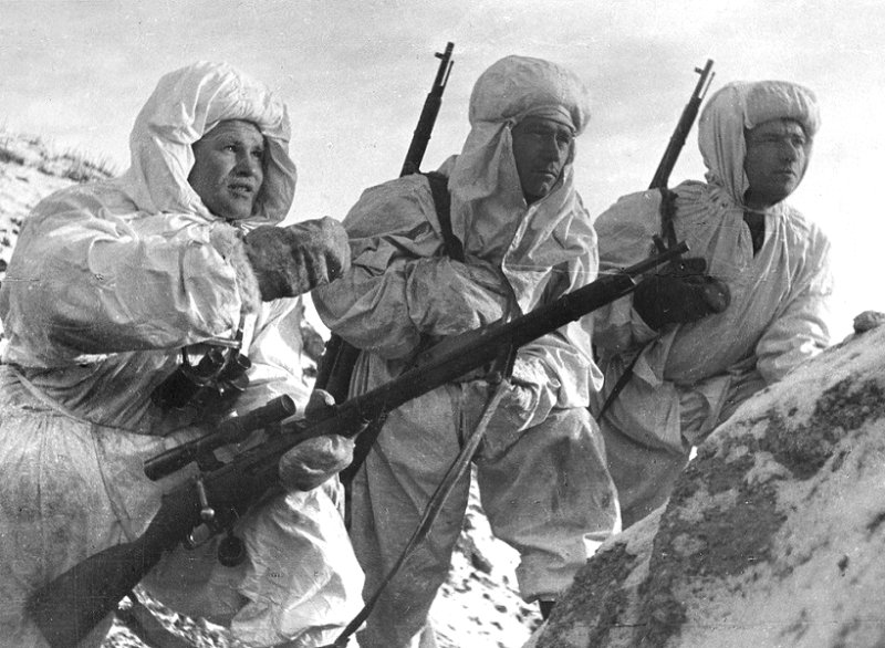 Снайпер В.Зайцев (справа) с новобранцами, Сталинград, 1942 г.