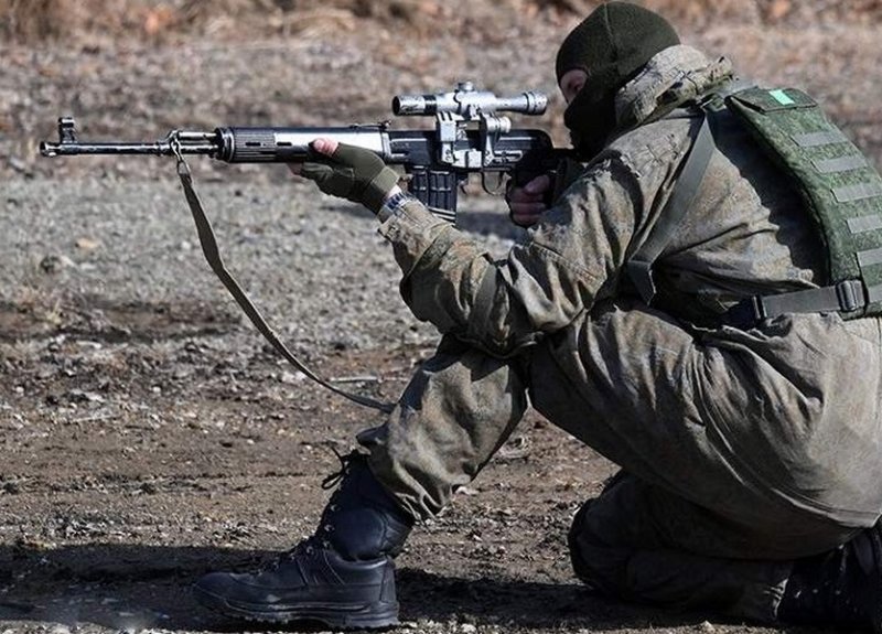 Российский войсковой снайпер с винтовкой СВД