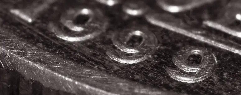 Фрагмент редкой монеты под увеличением