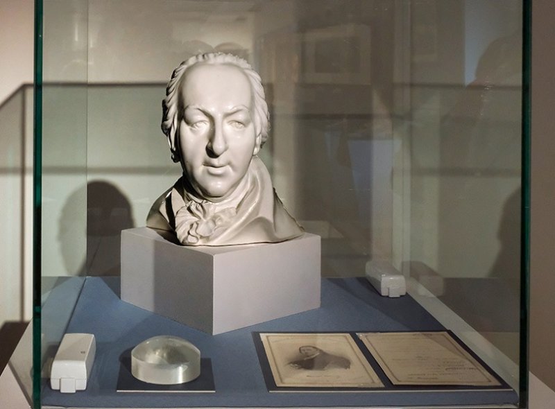 Миниатюрный бюст Н.И. Новикова. Работа Н.Я. Данько 1918 г.