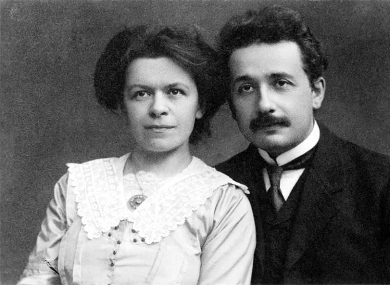 Эйнштейн с первой женой в 1905 г.