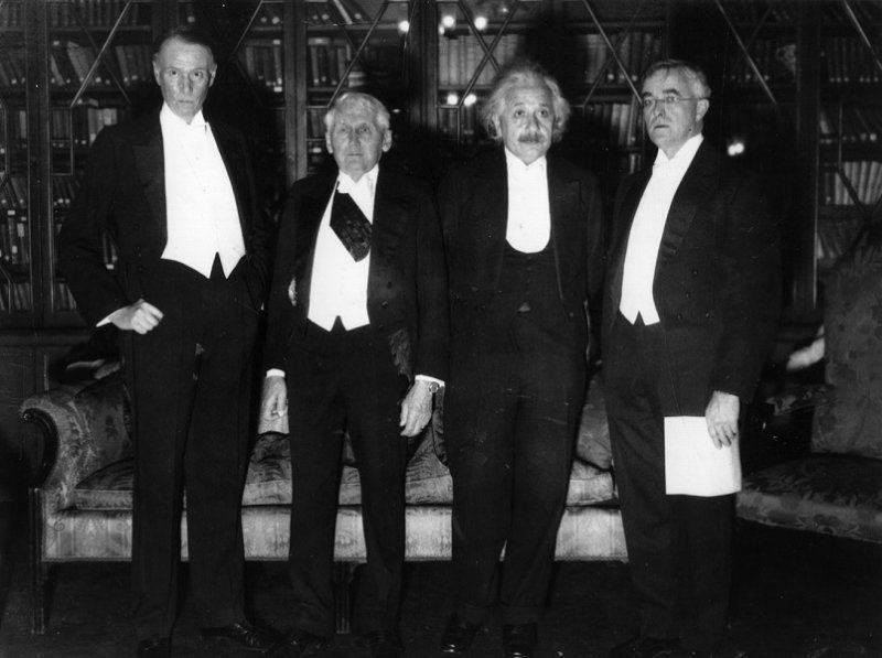 Эйнштейн (второй справа) среди Нобелевских лауреатов в 1933 г.