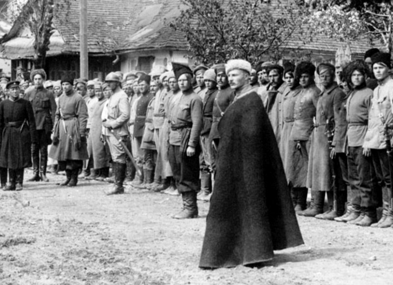 Петлюра (крайний слева) на смотре войска УНР летом 1917 г.