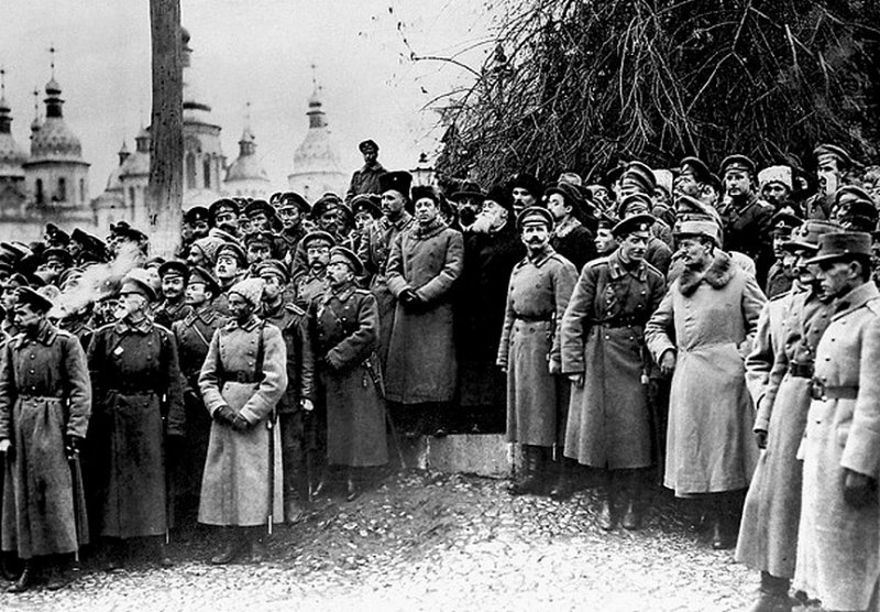 Петлюра (в центре) на военном митинге в Киеве, 1917 г.
