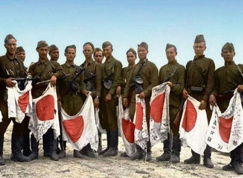 Советские солдаты с флагами разбитых японских частей, август 1945 г.