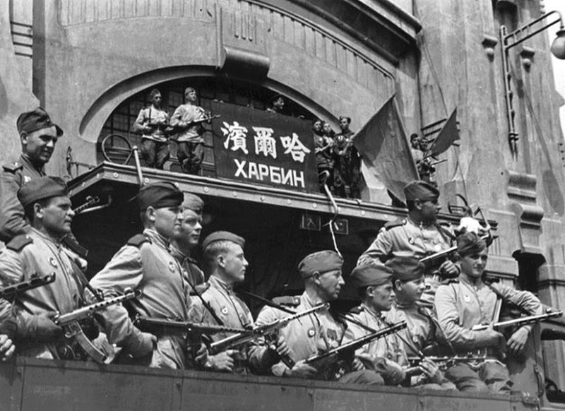 Советские войска на вокзале в Харбине, август 1945 г.