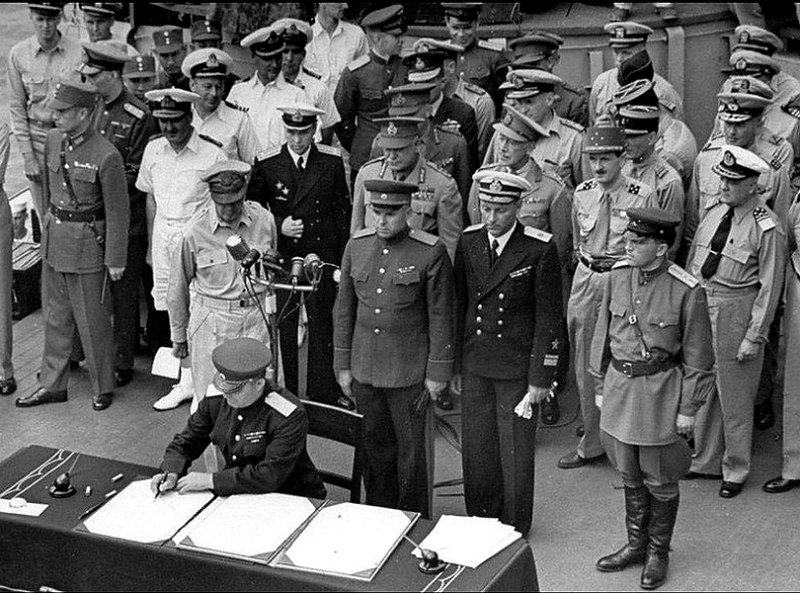 Представитель СССР подписывает Акт о капитуляции Японии, 2 сентября 1945 г.