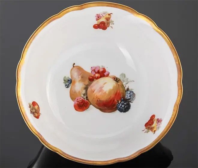Салатник глубокий, декорирован изображением фруктов и ягод
