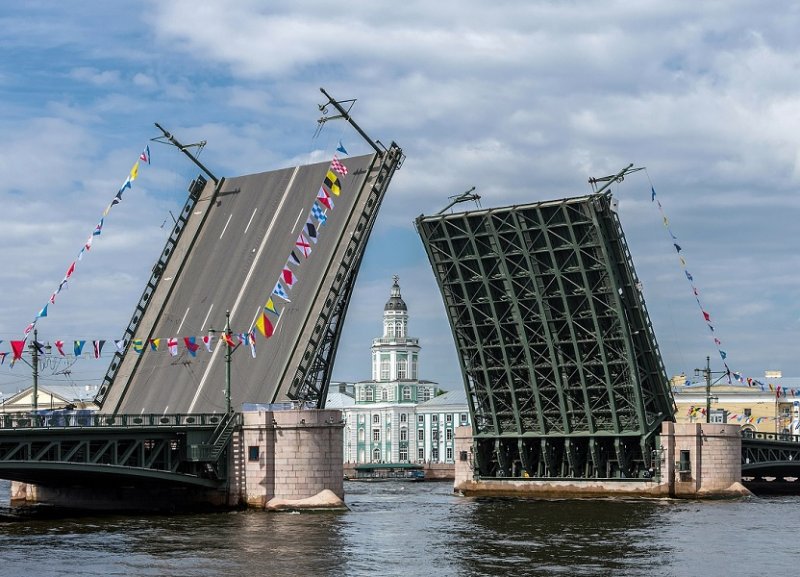 Один из символов Санкт-Петербурга – разведенный Дворцовый мост