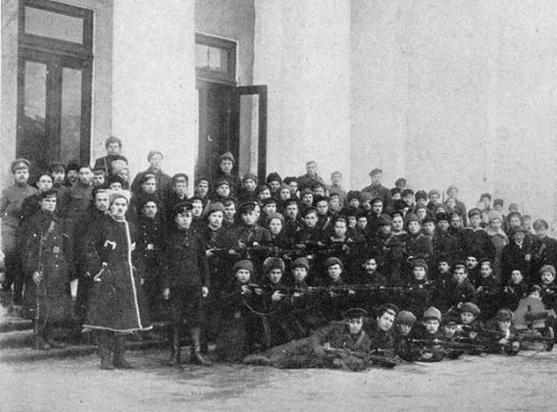 Отряд матросов Железнякова перед входом в Таврический дворец 6 января 1918 г.
