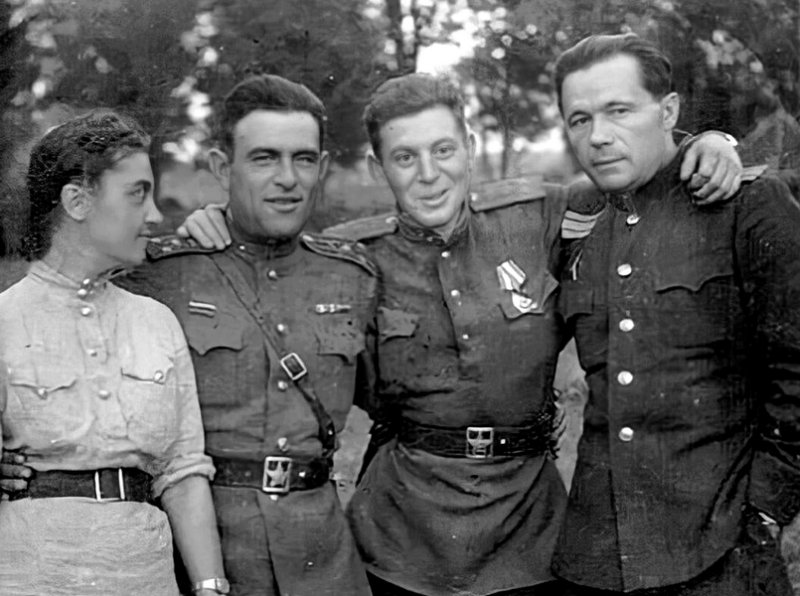 Василий Сталин с однополчанами в 1945 г.