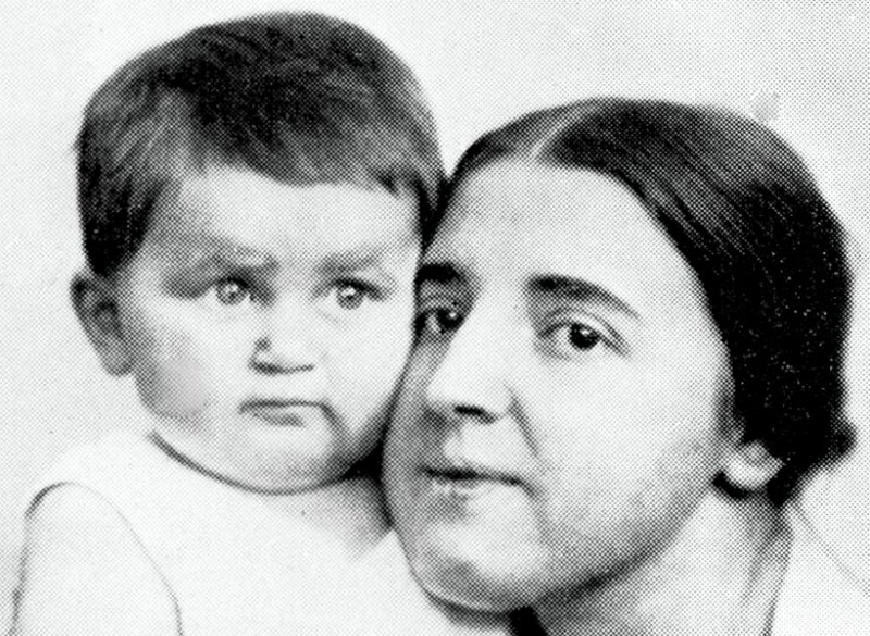 Василий с матерью Надеждой Аллилуевой, 1923 г.