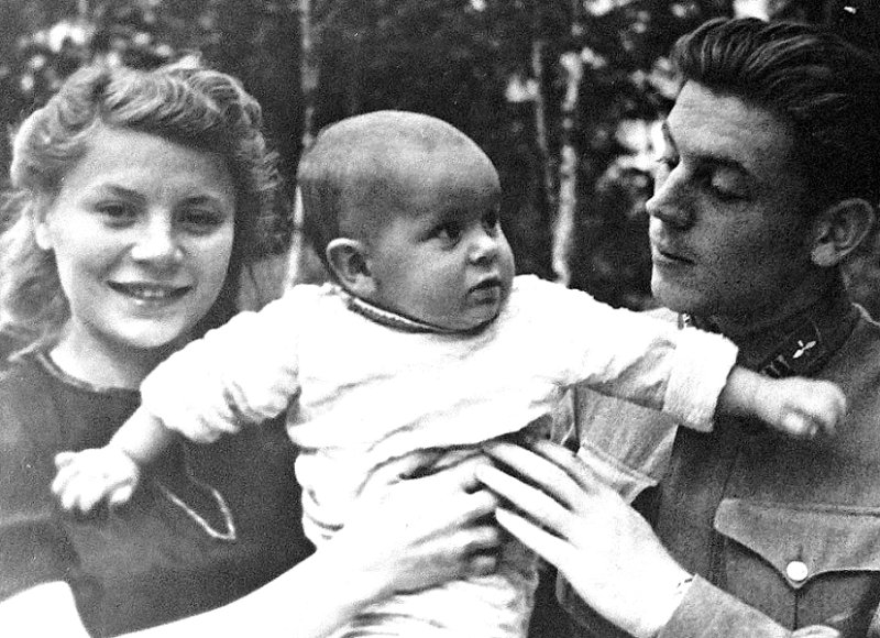В. Сталин с первой женой и сыном, 1941 г.