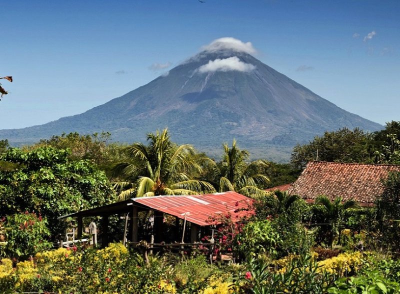 Никарагуанский пейзаж с вулканом