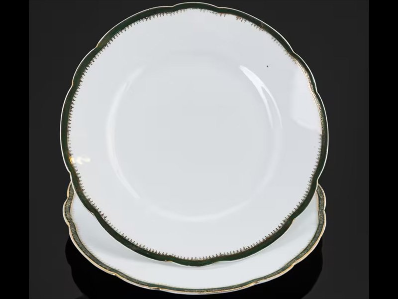 Пара обеденных тарелок с зелёно-золотой орнаментальной каймой