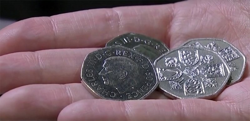 Аверс и реверс первых монет с портретом Карла III