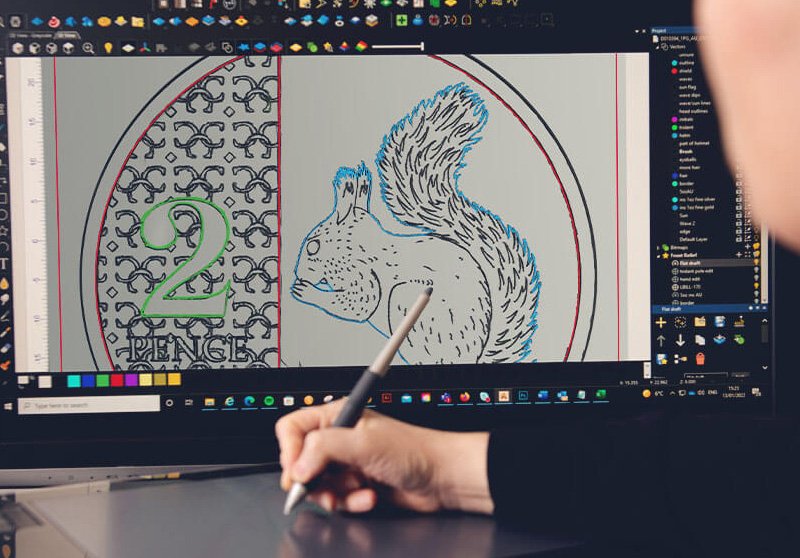 Художник рисует будущую монету 2 пенса