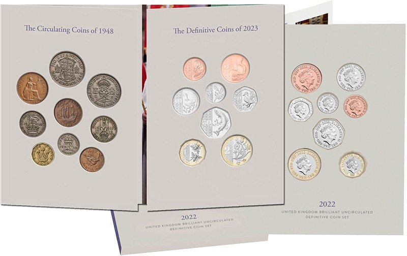 Исторический набор (слева) и набор с монетами 2022 года (справа)