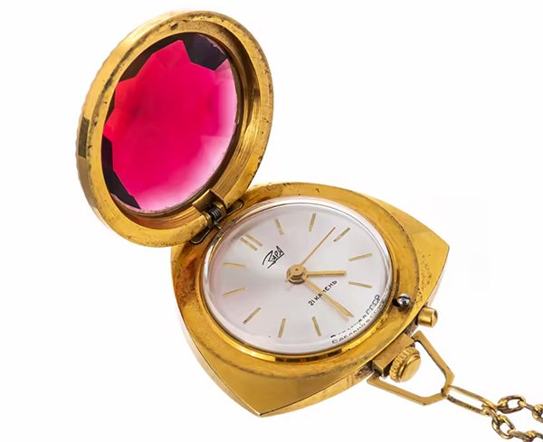 Часы-кулон на цепочке с декором в виде камня «Заря», металл, 1949-1990 гг.