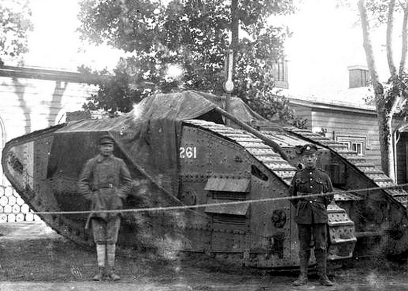 Английский танк армии Юденича, 1919 г.