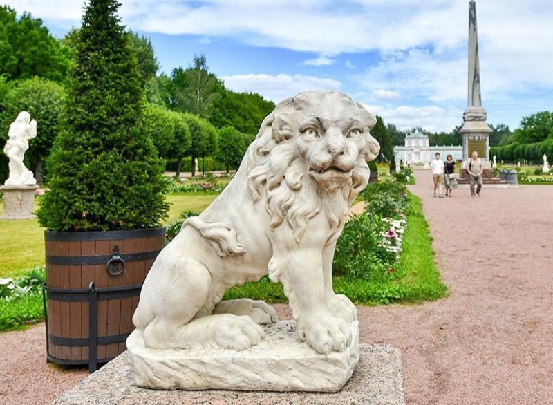 Скульптура в парке усадьбы Кусково