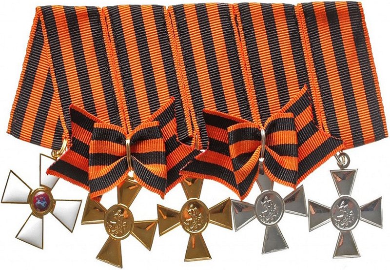 Орден Святого Георгия (слева) и Георгиевские кресты 4-х степеней