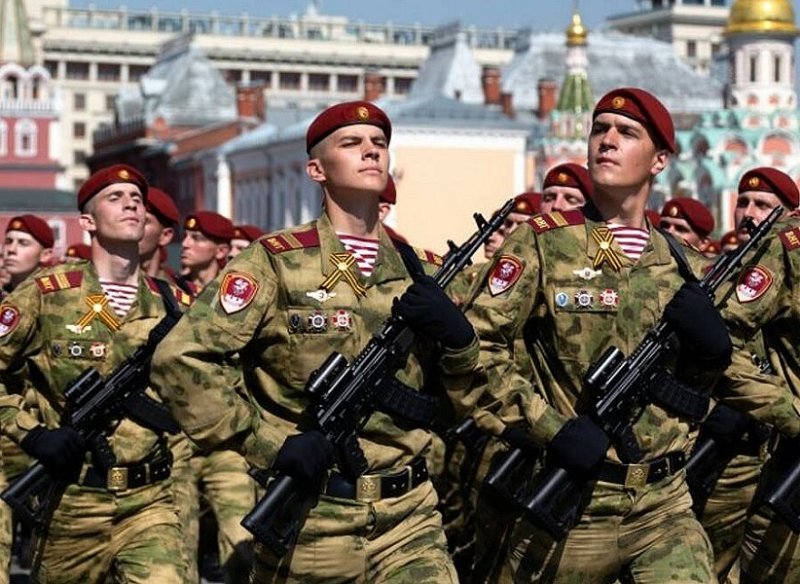 Гвардейцы РФ с гвардейскими лентами на параде