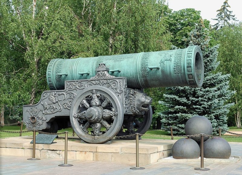 Царь-пушка 1586 г. в Кремле на фото 2011 г.