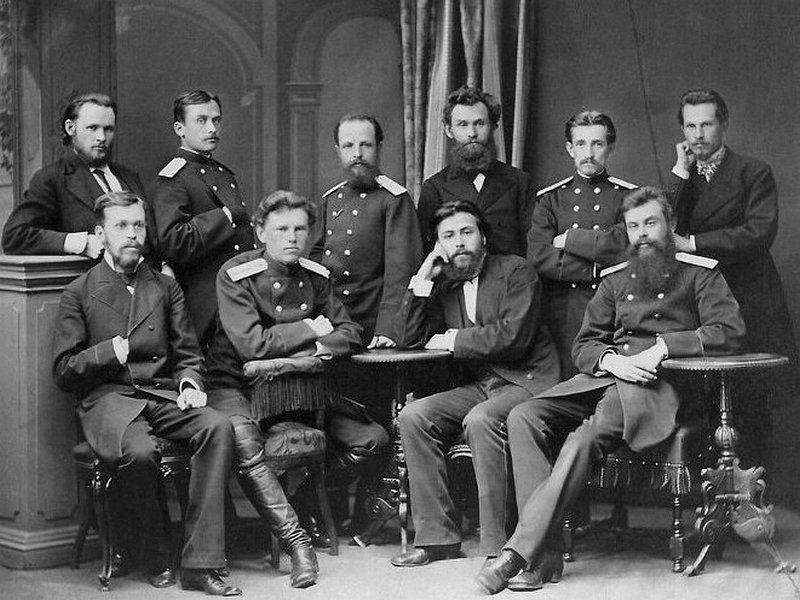 Павлов (стоит 3-й справа) среди врачей и преподавателей Медико-хирургической академии, 1879 г.