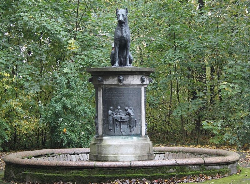 Памятник собаке Павлова в Санкт-Петербурге
