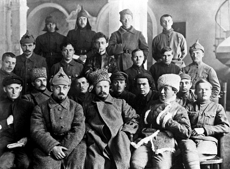 Фрунзе (в центре) с делегатами X съезда РКП(б) в 1921 г.