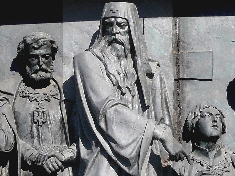 Фигура Гермогена на памятнике «1000-летие России» в Великом Новгороде