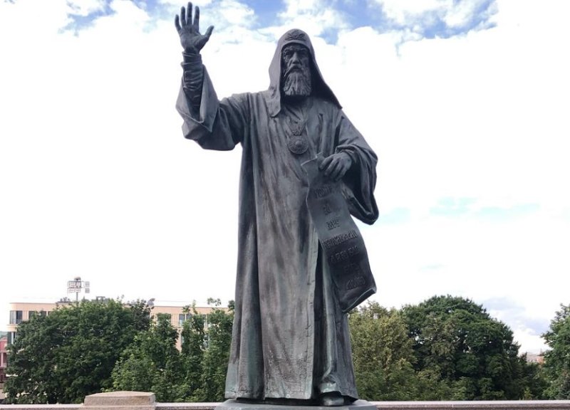 Памятник Гермогену у Храма Христа Спасителя в Москве