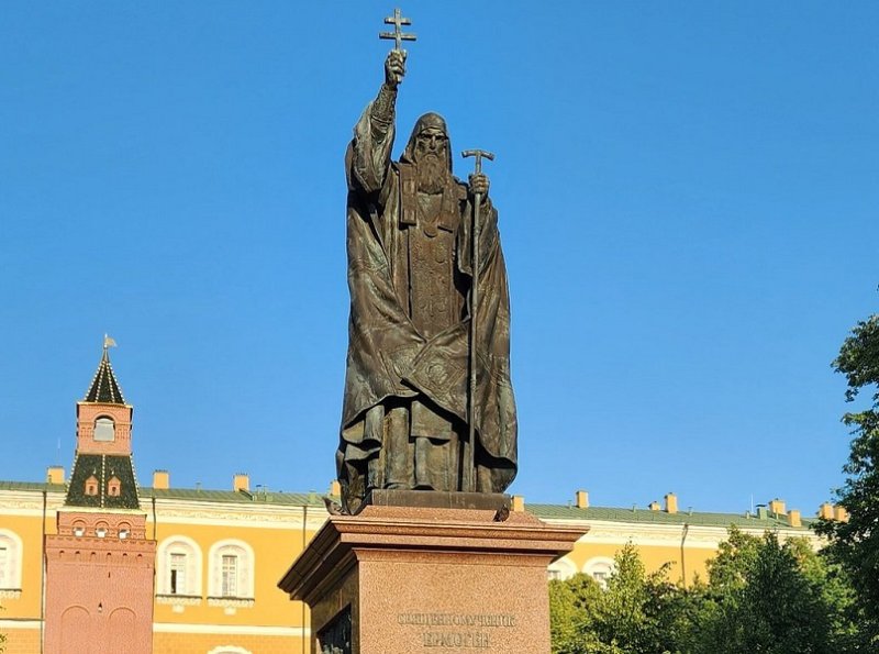 Памятник Гермогену в Александровском саду Москвы