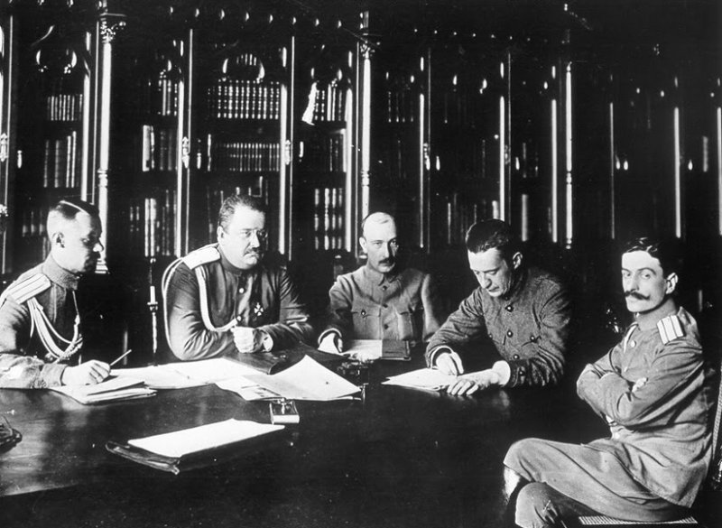 Военный министр Керенский (2-й справа) в августе 1917 г.