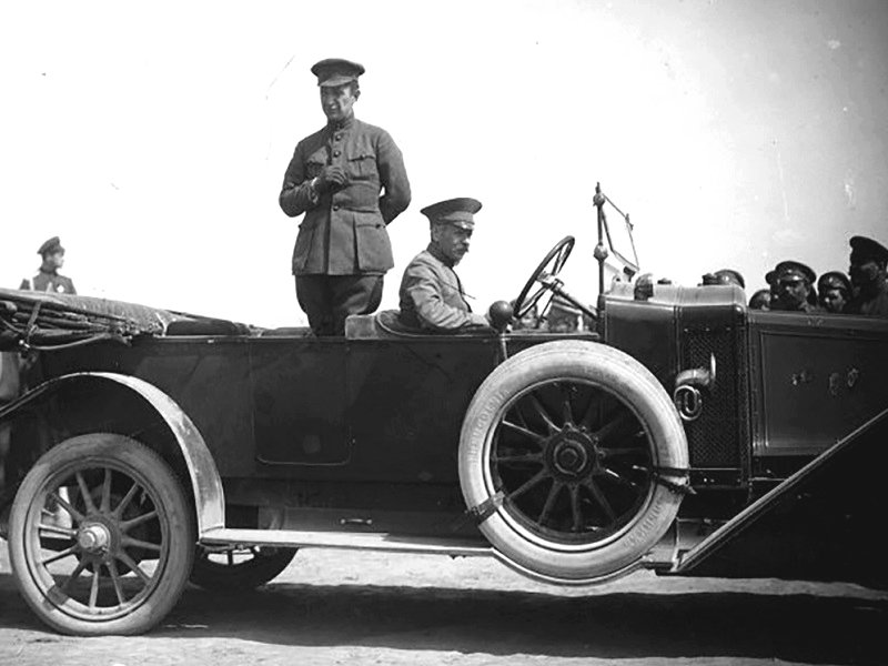 Керенский на смотре Царскосельского гарнизона в августе 1917 г.