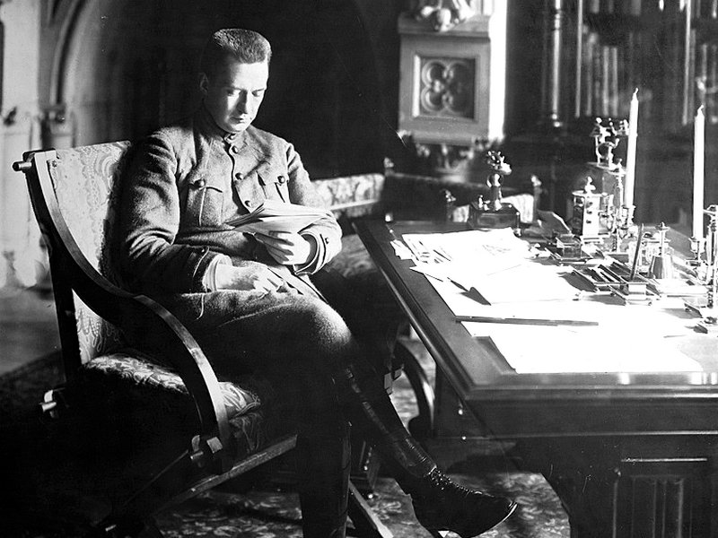 Керенский в своем кабинете в Зимнем дворце. Август 1917 г.