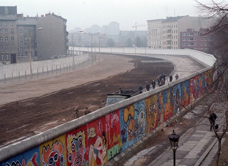 Внешняя и внутренняя части Берлинской стены в 1986 г.