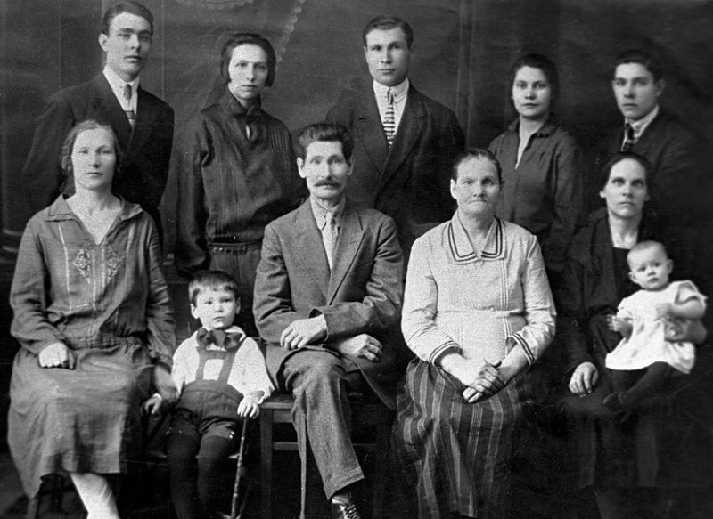 Л.И. Брежнев (стоит крайний слева) на семейном портрете 1920-x гг.