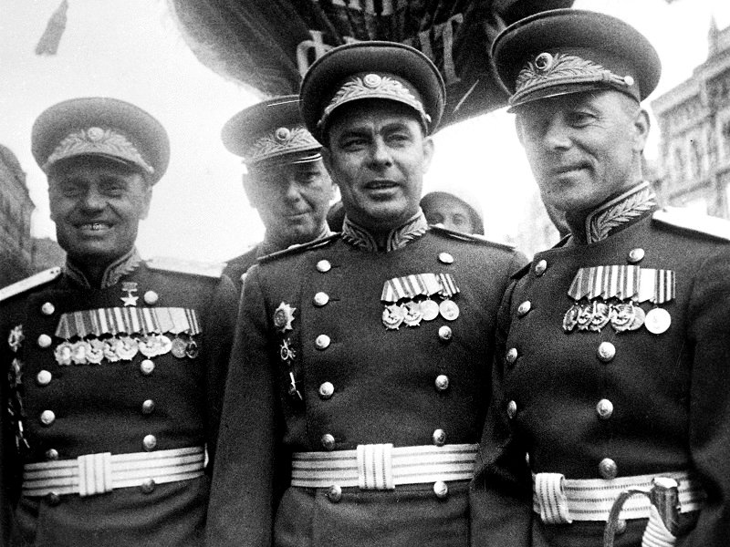 Л.И. Брежнев (в центре) на Параде Победы в 1945 г.